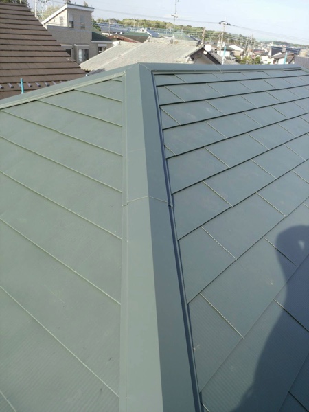 平板スレート屋根からヒランビーのモスグリーンでカバー工法葺き《屋根工事》