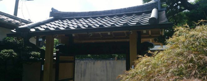 埼玉県三郷市の有限会社 伊原瓦巧芸、台東区上野のお寺の門の瓦屋根修理
